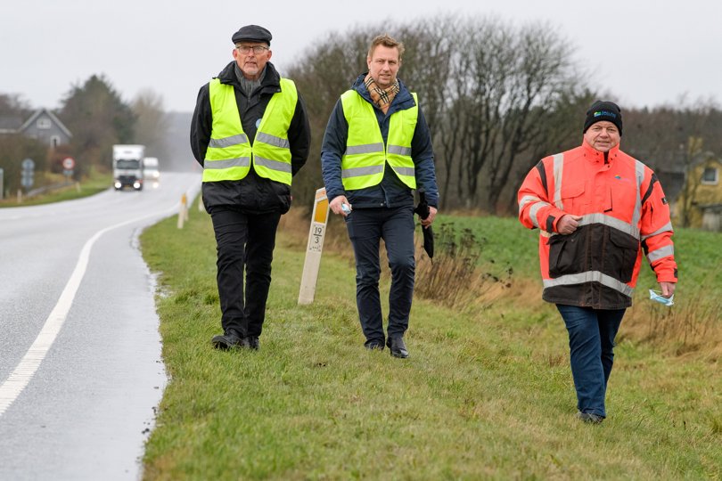 John Pedersen (til venstre) og flere andre fra Harre har kæmpet for at få en cykelsti langs hovedvejen i flere år. <i>Arkivfoto: Bo Lehm</i>