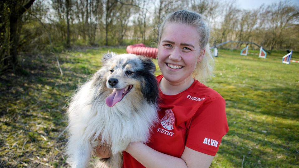 Julie Ellegaard Brodersen og hunden Felix dyrker sporten agility. Nu har duoen fra Thy kvalificeret sig til landsholdet og skal repræsentere Danmark ved NM og VM. <i>Foto: Bo Lehm</i>