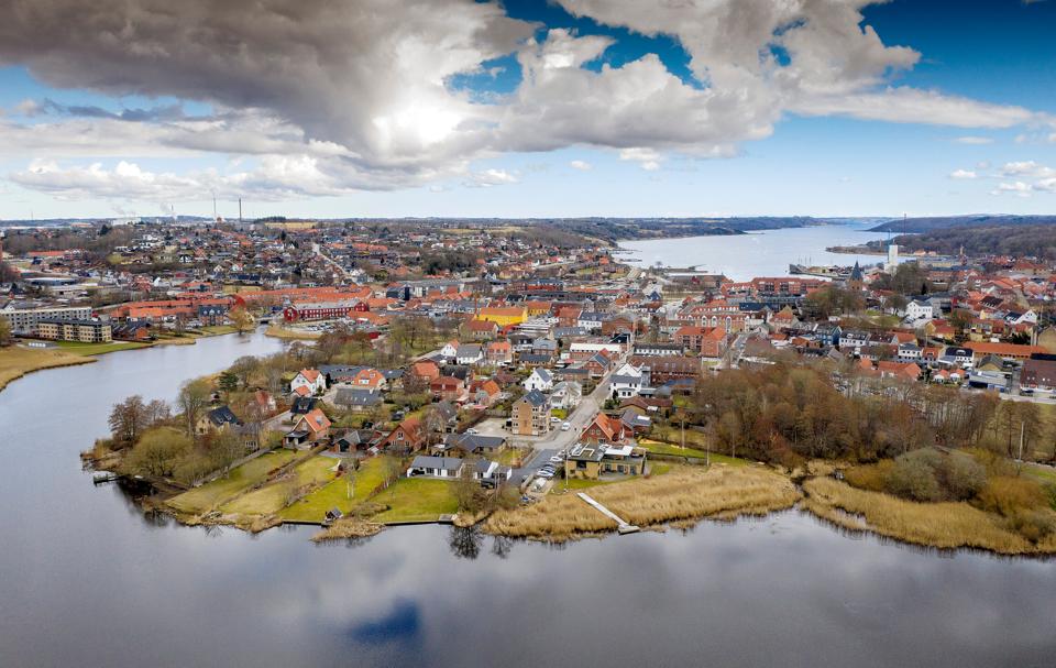 I forgrunden Vesterfjord. Det er på de lavtliggende arealer, at vandet giver problemer. Bagude Mariager Fjord. <i>Arkivfoto: Lars Pauli</i>