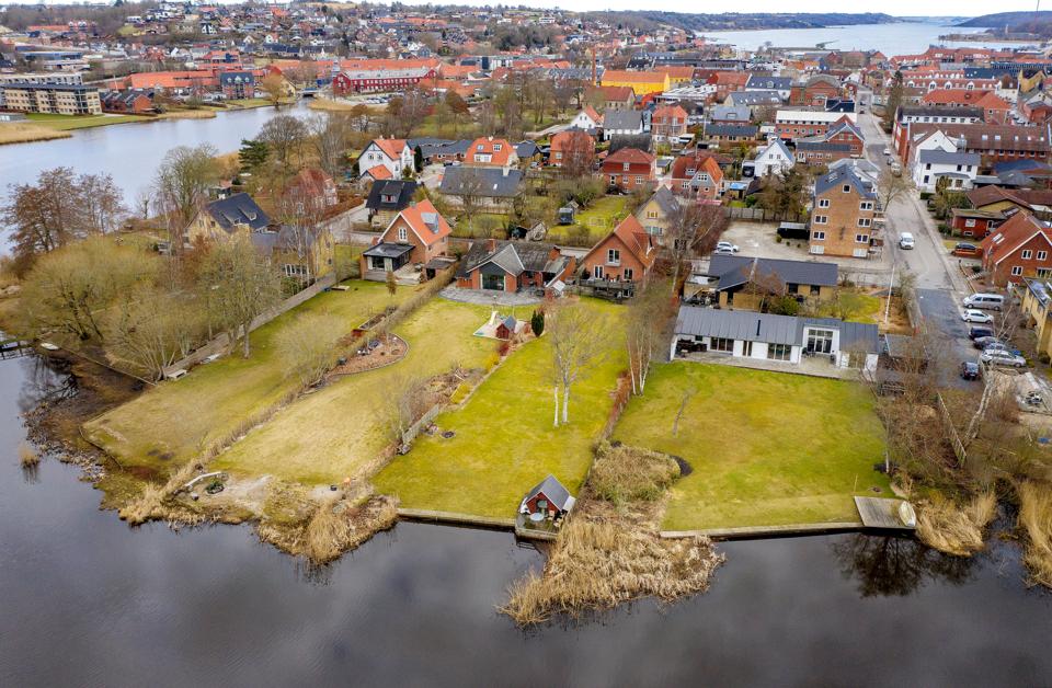 Villaer tæt på Vesterfjord rammes ofte af oversvømmelser. Her Enghagen. <i>Arkivfoto: Lars Pauli</i>