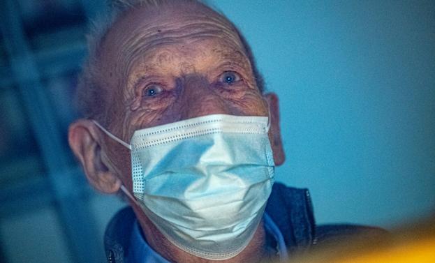 Pixlart er et af de fyrtårne, kulturudvalget i Frederikshavn fremhæver som et godt eksempel på et lokal initiativ, der formår at skabe netværk og samarbejder. Under corona flyttede de udstillingen "Længe leve" ud på plejecentre i Nordjylland. Her i Ålbæk havde de ansatte arrangeret kølig hvidvin i glassene. <i>Foto: Martél Andersen</i>
