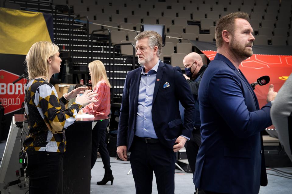 Aalborg Håndbold og direktør Jan Larsen (i midten) har meget på spil i de to Champions League-kampe mod GOG, mener Joachim Boldsen (th.). <i>Arkivfoto: Torben Hansen</i>