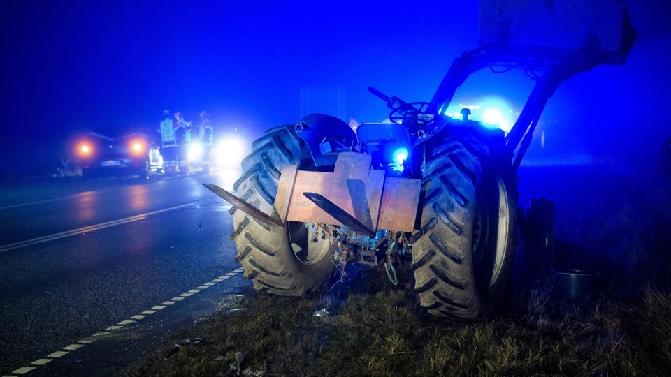 Den gamle traktor, den ældre mand netop havde købt, havde påmonteret en palleløfter, og de to jernstænger pegede direkte bagud fra den mørkelagte traktor. <i>Arkivfoto: Bo Lehm</i>