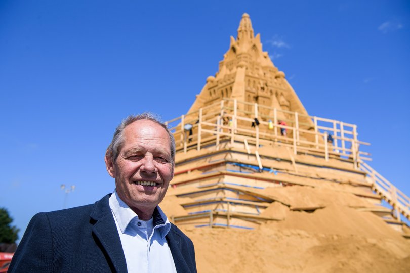 John Andersen har investeret kraftigt i Blokhusområdet gennem det seneste årti. Sidste år kunne han nyde, hvordan verdens største sandslot trak folk til fra nær og fjern.  <i>Foto: Bo Lehm</i>