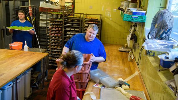 Der ryger mange hundrede enheder over diskene i bageriet bag butikken på en almindelig dag. Det er disse arbejdsforhold som brødrene valgte at gøre bedre frem for at flytte. <i>Arkivfoto: Bo Lehm</i>