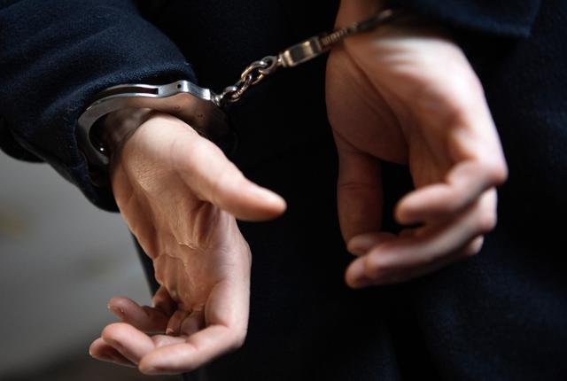 En 25-årig mand fra Brønderslev er blevet anholdt efter at blandt andet at have truet med kniv.