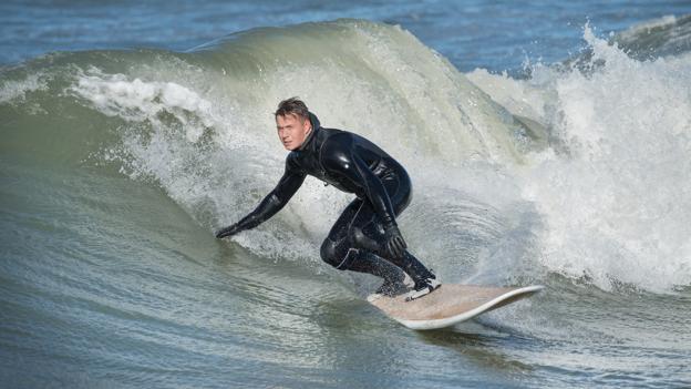 Kasper Brix færdes hjemmevant på sit board i det våde element ... <i>Arkivfoto: Hans Ravn</i>