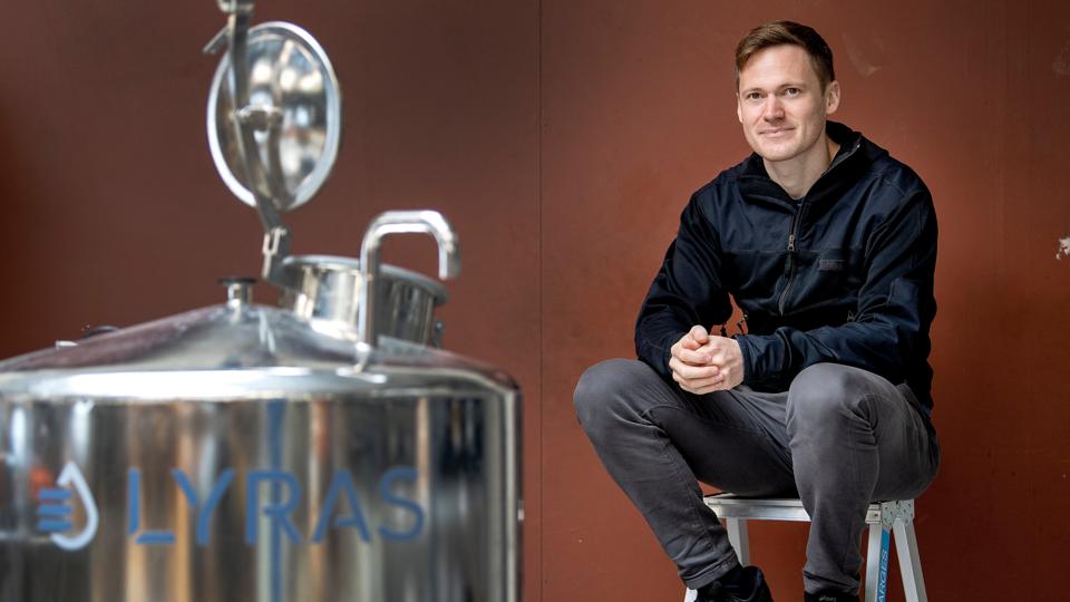 Rasmus Mortensen er stifter af virksomheden Lyras, som han i dag ejer 48 procent af. Nu skal de ansatte også mærke den store succes. <i>Foto: Lars Pauli</i>