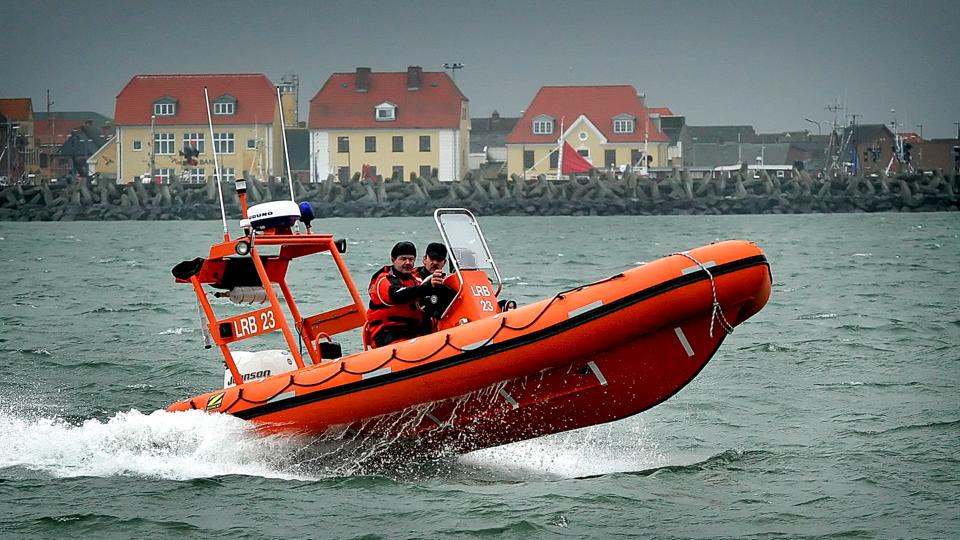 Kun 13 minutter tog det, før de syv redningsmænd fra Agger Redningsstation havde bragt den nødstedte surfer sikkert i land. <i>Arkivfoto: Klaus Madsen</i>