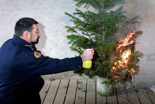 Er uheldet ude, og juletræet står i flammer, kan en vandforstøver være velegnet til at bekæmpe ilden.