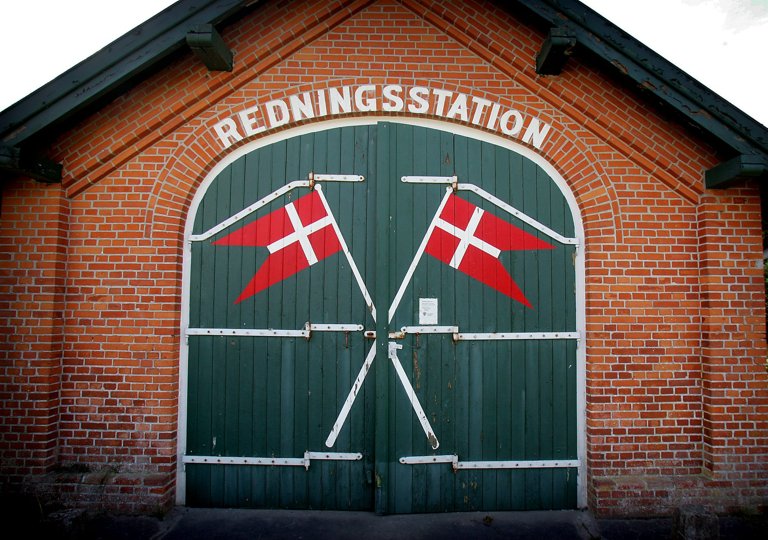 Den gamle redningsstation i Lyngby har i en lang årrække været populær som primitivt overnatningssted. Men ikke længere. Fremover skal den være madpakkehus, for med køkken- og toiletfaciliteter lever bygningen ikke op til kravene til et primitivt overnatningssted.  <i>Arkivfoto: Peter Mørk</i>