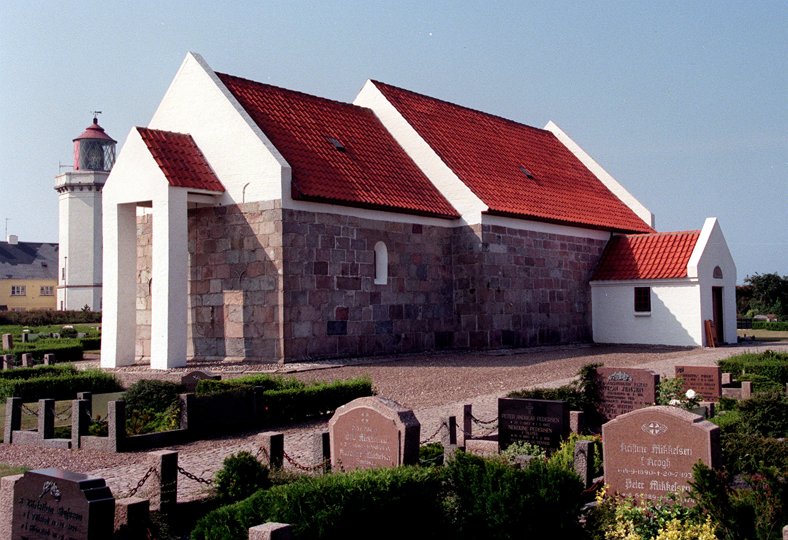 Hansted Kirke og de tre andre kirker i sogne-sammenslutningen kan forhåbentligt snart byde en ny præst velkommen. <i>Foto: Peter Mørk</i>