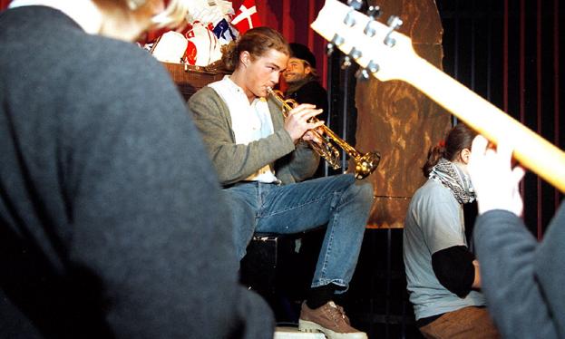 Skolekomedie på Hjørring Gymnasium, 1996. Johannes Langkilde spiller på trompet. <i>Foto: Bente Skjoldager</i>