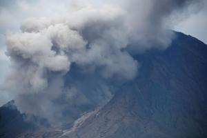 Indonesisk vulkan dækker byer i aske: Vi tør ikke tage hjem