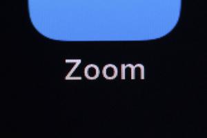 Direktør undskylder for at fyre 900 ansatte i Zoom-opkald