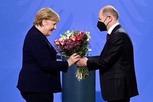 Merkel til Scholz: Gå til denne smukke opgave med glæde