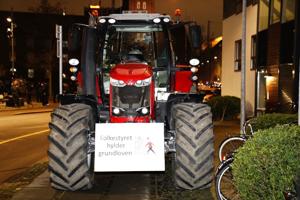 Demonstranter og en traktor indfinder sig foran Minkkommission