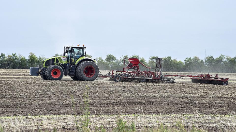 En landsbrugsmaskine arbejder med marken <i>Henning Bagger/Ritzau Scanpix</i>