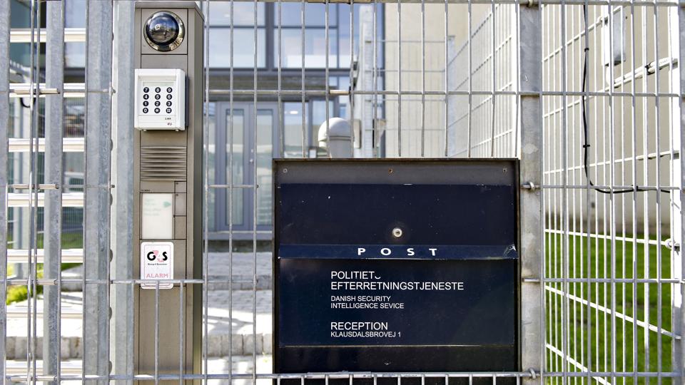 Politiets Efterretningstjeneste (PET) har anholdt fire personer, som er mistænkt for at have lækket oplysninger fra danske efterretningstjenester.De fire personer er nuværende og tidligere medarbejdere i efterretningstjenesterne, oplyser PET i en meddelels <i>Jens Nørgaard Larsen/Ritzau Scanpix</i>