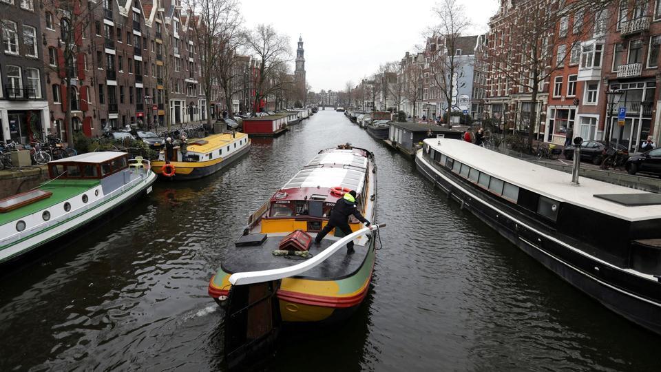 FILE PHOTO: General view of Amsterdam canals <i>Eva Plevier/Reuters</i>