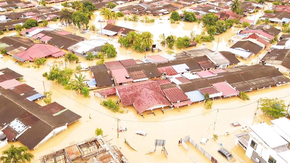 Flooded residential area in Hulu Langat, Selangor state <i>Shahrul Azmir/Reuters</i>