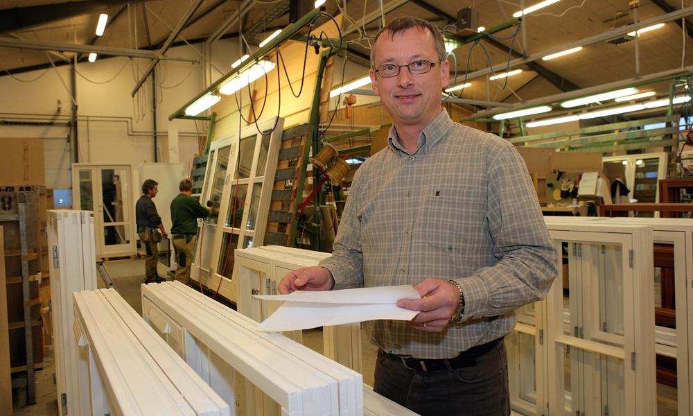 En yngre Kaj Bundgaard fortalte i 2005 om vinduesfabrikkens fokus på udvikling af vinduer for at være på forkant med tidens energikrav. En yngre Kaj Bundgaard fortalte i 2005 om vinduesfabrikkens fokus på udvikling af vinduer for at være på forkant med tidens energikrav.