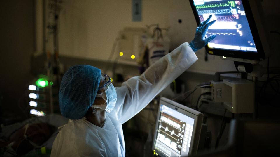 Nattevagt på Covid-19 afdelingen på intensiv på Bispebjerg Hospital <i>ólafur Steinar Gestsson/Ritzau Scanpix</i>