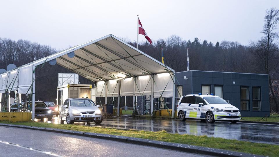Biler holder i kø ved grænsen imellem Tyskland og Danmark i Kruså, mandag den 11. januar 2021. Udenlandske statsborgere, der bor i Slesvig-Holsten, skal ved grænsen kunne fremvise en negativ coronatest og have et anerkendelsesværdigt formål. De samme krav <i>Frank Cilius/Ritzau Scanpix</i>