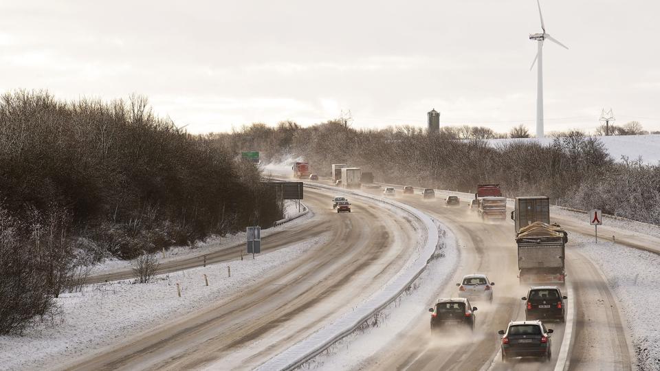Sne på vejene omkring og på E45 Nordjyske Motorvej i Jylland <i>Bo Amstrup/Ritzau Scanpix</i>