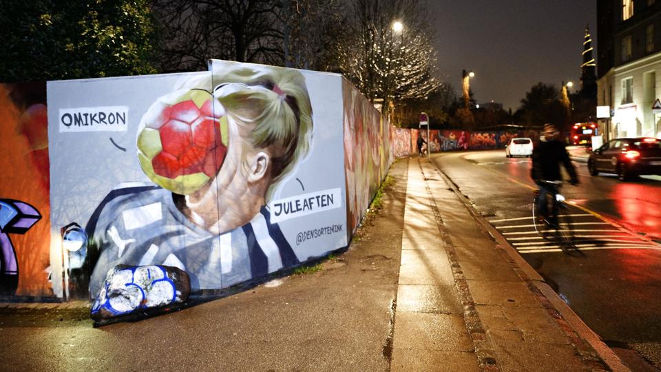 Graffiti med omikron og juleaften ved Christiania <i>Philip Davali/Ritzau Scanpix</i>