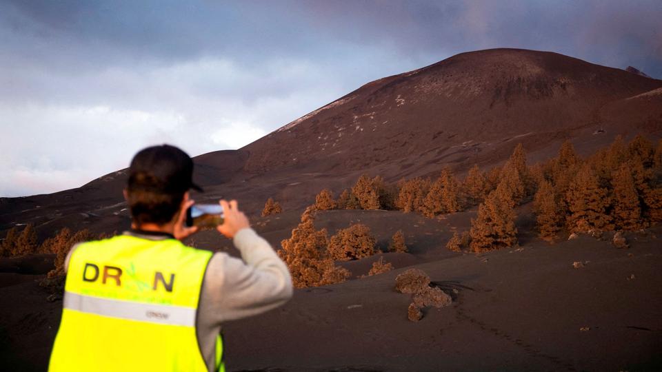 FILE PHOTO: The Cumbre Vieja volcano in La Palma <i>Borja Suarez/Reuters</i>