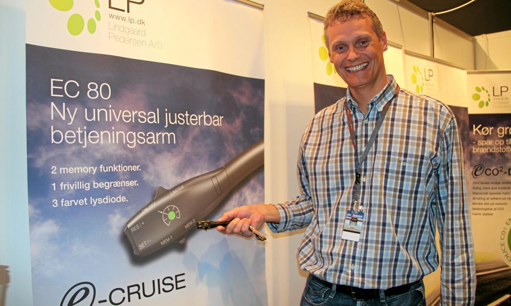 Direktør Henrik Haven demonstrerer Lindgaard/Pedersen guldkalv, E-Cruise Fartpilot. Direktør Henrik Haven demonstrerer Lindgaard/Pedersen guldkalv, E-Cruise Fartpilot.