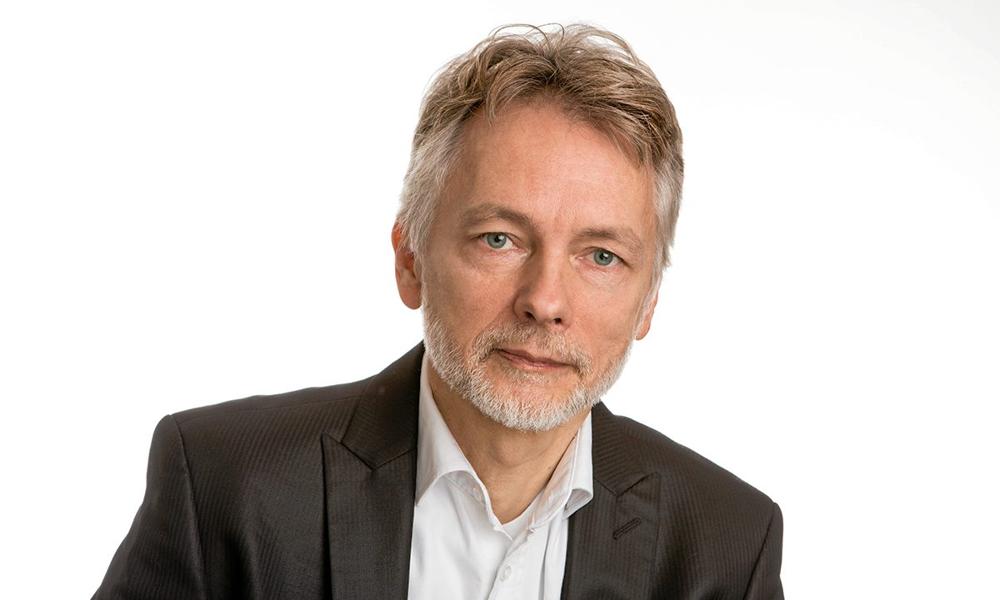 Mikael Koch, direktør i Træinformation: - Der er gået alt for lang tid, uden at der er sket noget på området for træbyggeri. Men nu er det mit indtryk, at byggebranchen vil op på at anvende 20 pct. træmaterialer - frem for i dag 10 pct. - indenfor en kort årrække. Mikael Koch, direktør i Træinformation: - Der er gået alt for lang tid, uden at der er sket noget på området for træbyggeri. Men nu er det mit indtryk, at byggebranchen vil op på at anvende 20 pct. træmaterialer - frem for i dag 10 pct. - indenfor en kort årrække.