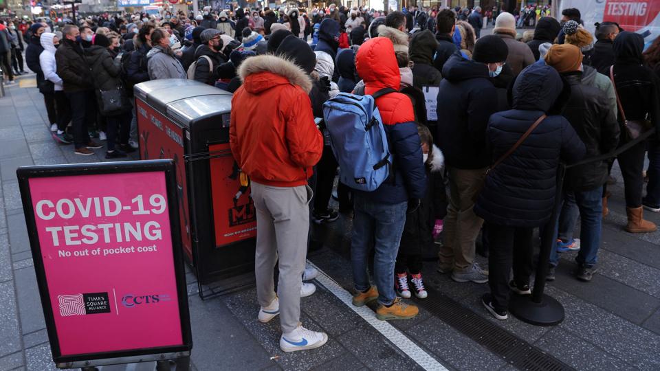 Omicron coronavirus variant continues to spread in Manhattan, New York City <i>Andrew Kelly/Reuters</i>