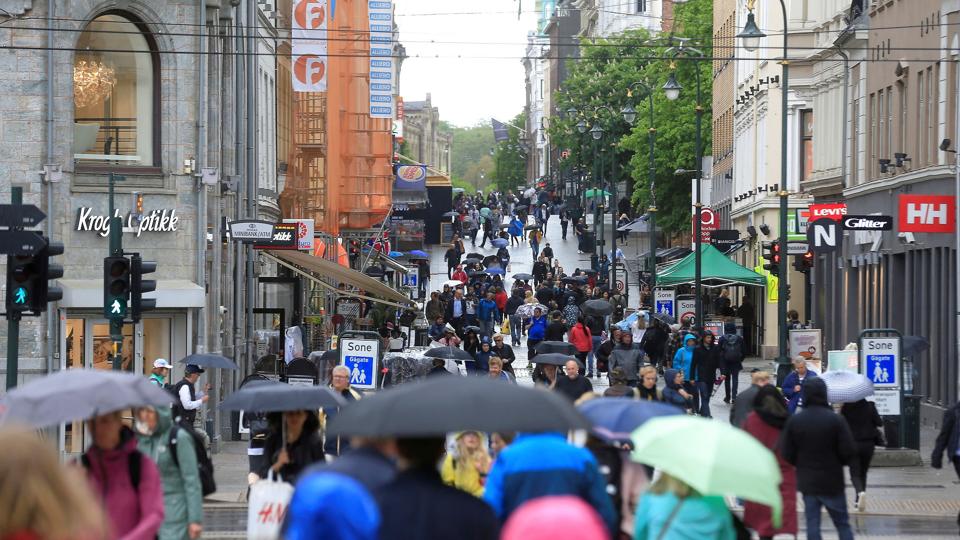 FILE PHOTO: People walk at Karl Johans street in Oslo <i>Ints Kalnins/Reuters</i>