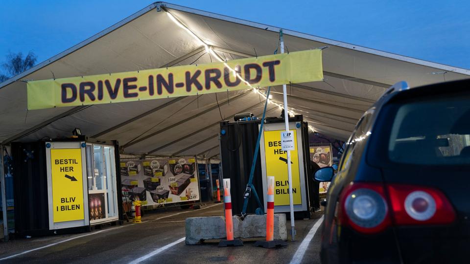 Drive-in fyrværkerisalg <i>Emil Helms/Ritzau Scanpix</i>