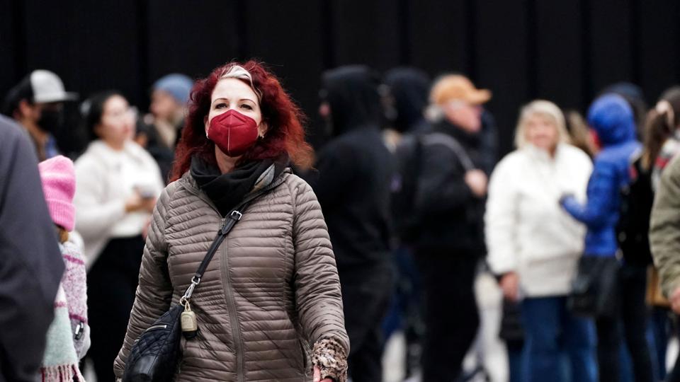 People with masks walk past the White House during the ongoing coronavirus disease (COVID-19) pandemic in Washington <i>Elizabeth Frantz/Reuters</i>