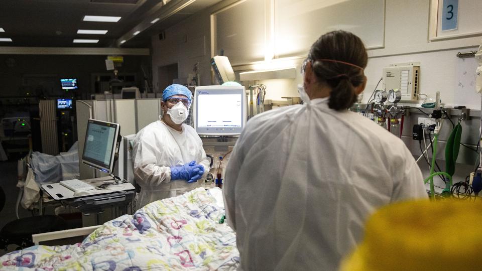 Nattevagt på Covid-19 afdelingen på intensiv på Bispebjerg Hospital <i>Ólafur Steinar Gestsson/Ritzau Scanpix</i>