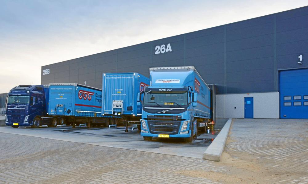 Ligesom alle andre transportvirksomheder har Danske Fragtmænd Holding et stort produktionsapparat med dyre bygninger og lastbiler. Ligesom alle andre transportvirksomheder har Danske Fragtmænd Holding et stort produktionsapparat med dyre bygninger og lastbiler.