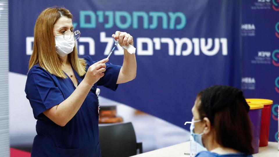 People receive a fourth dose of coronavirus disease (COVID-19) vaccine after Israel''s Health Ministry approved a second booster for the immunocompromised, in Ramat Gan <i>Nir Elias/Reuters</i>