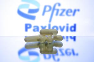 Storbritannien godkender Pfizers pille til coronabehandling