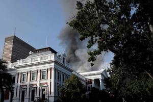 Tag styrtede ned under brand i Sydafrikas parlament