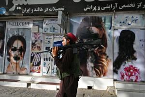 Taliban kræver hoveder hugget af butikejeres mannequindukker