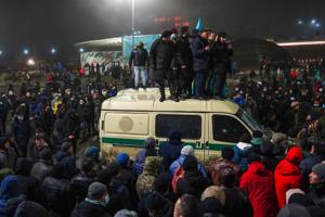 Flere demonstranter og betjente dræbt under uro i Kasakhstan
