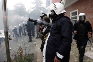 Politi skyder med tåregas i Albanien under politisk magtkamp