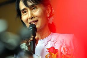 Suu Kyi idømmes fire års fængsel for walkie-talkier