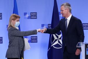 Nato-chef tilbyder Ukraine medlemskab trods russisk modstand