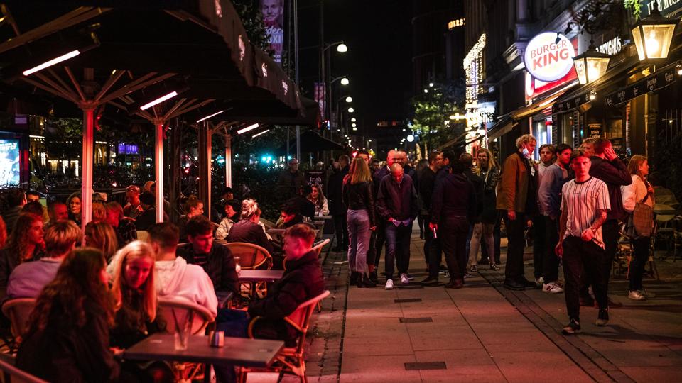 PLUS Fortsat højt smittetal øger bekymringen <i>ólafur Steinar Rye Gestsson/Ritzau Scanpix</i>