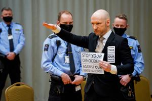 Breivik hæver armen i retten under sag om prøveløsladelse
