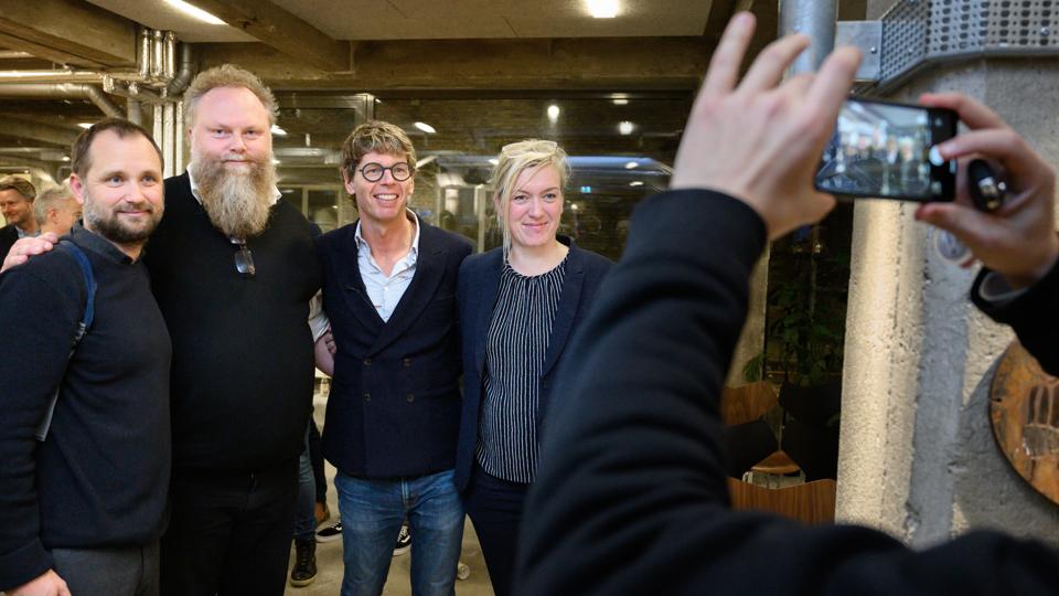 Martin Nielsen med kunstner Tomás Saraceno (tv) og Mads Bjørn Hansen og Mette Tony, indehavere af Praksis Arkitekter.